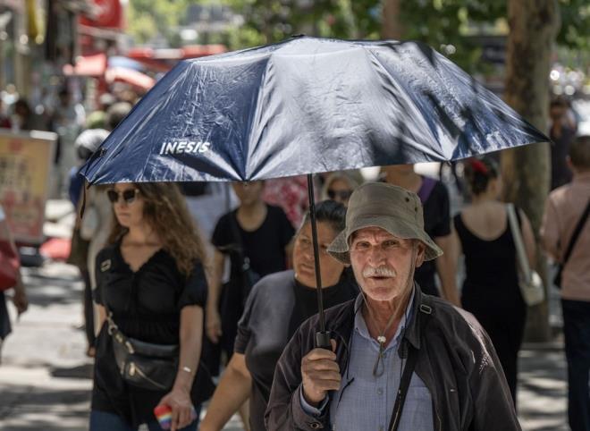 Scaklklarn, bu hafta ortasndan itibaren Ankara genelinde artarak, gelecek hafta bana kadar 4 ila 8 derece zerine kmasnn beklenildii bildirilen aklamada, "Scak hava dalgas nedeniyle kronik rahatszl olanlarn, yallarn ve ocuklarn, 1- 6 Austos 2023 tarihleri sresince gnn en scak saatleri olan 11.00 ile 16.00 arasnda dikkatli ve tedbirli olmalar gerekmektedir." uyars yapld.