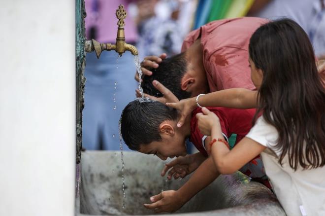 Getiimiz hafta ar scaklar lke genelinde etkili oldu. Hafta ortasnda 40'l derecelerin stn gren hava scaklklar cuma gnnden itibaren 8-12 derece derek mevsim normallerine geldi.