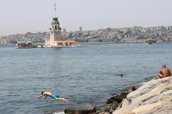 Ar scaklarn perembeden itibaren Bat blgelerde artacan syleyen alkan, "Perembeden itibaren ar scak etkili olacak stanbul'da hissedilen scaklk 40-44 derece olacak. Havann ok nemli olmasyla birlikte birok ilde scaklk rekoru krlacak." dedi.