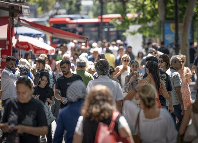 BR UYARI DA ANKARA VALL'NDEN GELD    Bir uyar da Ankara Valilii'nden geldi.     Valilikten yaplan aklamada, Meteoroloji Genel Mdrl Analiz ve Tahmin Merkezi Ankara Blge Tahmin ve Erken Uyar Merkezi verilerine gre, hava scaklklarnn 1-6 Austos'ta hissedilir derecede ykselmesinin beklendii belirtildi.