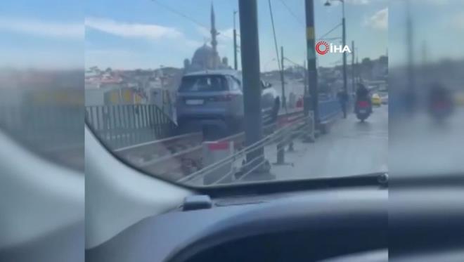 stanbul Eminn?ndeki Galata Kprs?nde lks bir cip, tramvay yoluna girdi.