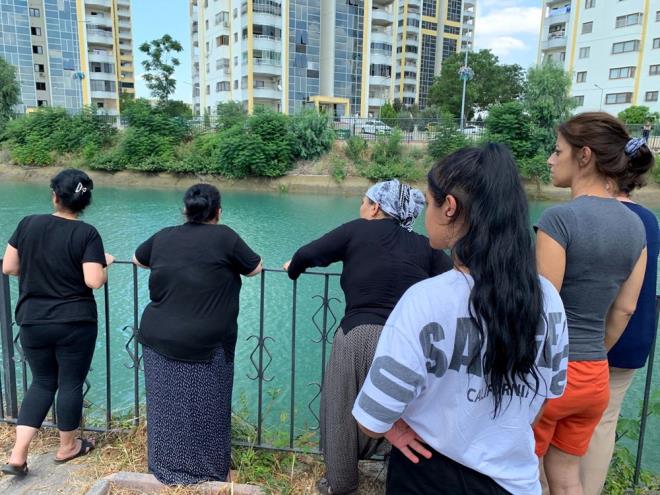 Olay yerine Su Alt Grup Amirlii?ne bal ekipler sevk edildi. Dalg polisler, sulama kanalna girip, etin?i arad ancak bulamad.    Kznn suda kaybolduunu renip, kanala gelen Sultan etin, arama almalarn gzyalaryla takip etti.