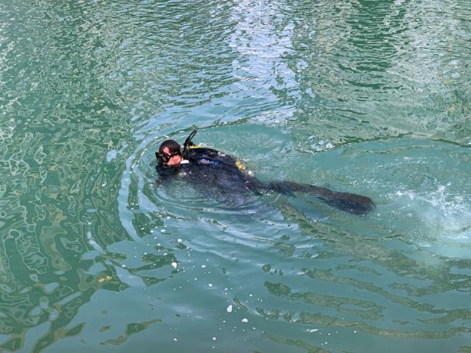 Olay, saat 11.00 sralarnda ileye bal Kprl Mahallesi?nde meydana geldi.    DS?ye ait sulama kanalnda bir gen kzn rpndn grenler, durumu polise bildirdi. Aye etin olduu renilen gen kz, akntya kaplp, bir sre sonra gzden kayboldu.