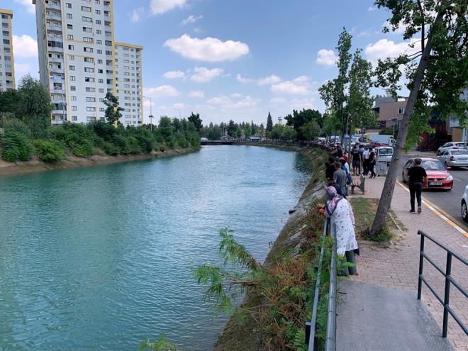 te yandan Aye etin?in, dn gece saatlerinde yine sulama kanalna girdii, mahalledeki bir gen tarafndan karld renildi. Ekiplerin, arama-kurtarma almas sryor.