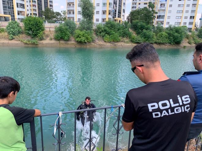 Gen kzn suda srklendiini gren Aziz Karayrek ise, ?Benim grdmde, suda rpnyordu. Yzme bilseydim, kurtarmak iin atlardm. Etrafta kimse de yoktu. Sonra suda kayboldu.? diye konutu.