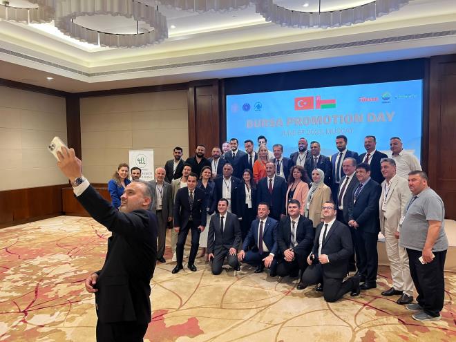 Bykehir her yerde&#8232;<br>Klasik belediyecilik anlaynn artk ok gerilerde kaldn ifade eden Bakan Akta, ?Altyap, yol, evre temizlii bunlar zaten belediyenin rutini. Biz artk Bursa'mzda tarmdan sanayiye katma deerleri retimi nasl salarz?, Bursa'nn turizm gelirlerini daha fazla nasl artrrz?, Hangi destinasyonlardan turist ekeriz? gibi konulara kafa yoruyoruz. Bursa'mz dnyann her yerinde tantyoruz. stiyoruz ki Bursa'mz turizmden de daha fazla pay alsz. Arap corafyas Bursa iin zaten nemli bir destinasyon. Umman'da da Bursa'mz tanttk. Bu etkinlie saladklar katk ve gzel ev sahiplii iin Bykelimiz Muhammet Hekimolu'na ve etkinliimize katlan hem Bursal hem Ummanl turizmcilere teekkr ederim. Umarm bu etkinliimiz iki lkenin turizm sektrne de hayrlar getirir" dedi.&#8232;