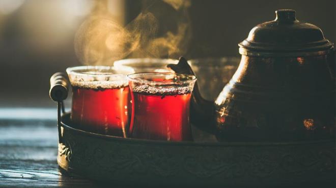 ncelikle demlenmesi gerektii kadar su kaynatlr. Sonra kuru ay istenilen seviyede demliin ierisine eklenir. Akabinde kaynam haldeki su, demlie ilave edilen kuru ayn zerine eklenir. Sonra azalan suyun stne tekrardan su eklemesi yaplarak demlemeye braklr. Demlikte bulunan kuru ay taneleri dibe kene kadar beklenir. Akabinde hazrlanan ay servise hazr hale gelir.