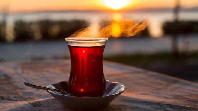 ay demleme ilemi her kltrde farkl bir ekilde gerekleebiliyor. Nitekim kltrlere gre; ayn sunumu, ayn yapra ve demleme ekli farkllk gsterebiliyor. Bu nedenle sadece tek bir demleme eidinden bahsedilmesi ok da doru olmaz. Ancak Trkiye'deki ay demleme ynteminde uygulanabilecek pf noktalardan bahsedilebilir.