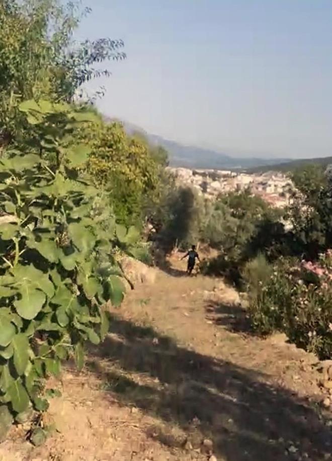 Bu srada vatandalar cep telefonu ile kaan kiiyi grntledi.    Vatandalar cep telefonu ile ektikleri grntleri Mula Emniyet Mdrl Asayi ube Mdrl ekiplerine teslim etti.    Asayi ube Mdrl ekipleri pheliyi zerindeki giyim eyalarndan evredeki gvenlik kameralarn tarayarak yakalad.