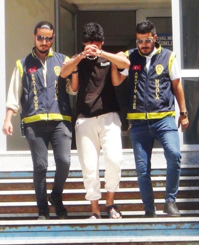 Asayi ube Mdrl?ne bal ekipler tarafndan sorgulanan pheli 25 yandaki F.K.?nn izofreni rahatszl bulunduu renildi.    phelinin gaipten sesler duyduu, Mula?nn zerinde by olduu ve byy bozmak iin orman yaktn itiraf ettii renildi.