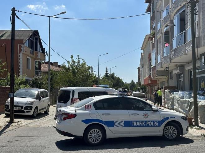 Olay, ileye bal Muradiye Mahallesi?nde meydana geldi. Kerem . isimli vatanda, henz bilinmeyen bir sebeple cinnet getirip elindeki tabanca ile evinin balkonundan polis ekiplerine doru ate amaya balad.