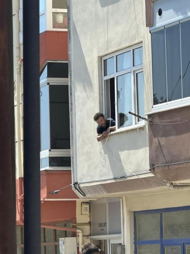 Mermisi biten ahs, daha sonra eline bir satr alarak tehditler savurdu.    Bir trl ikna edilemeyen silahl ve saldrgan ahs iin olay yerine zel harekt polisleri arld.