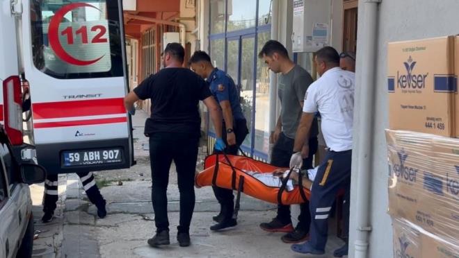 Evde bulunan baygn haldeki Tark T. ise ambulansla Muratl Devlet Hastanesi Acil Servisi?ne kaldrld.    Burada ilk mdahalesi yaplan Tark T., daha sonra Tekirda ehir Hastanesi Acil Servisi?ne sevk edildi.