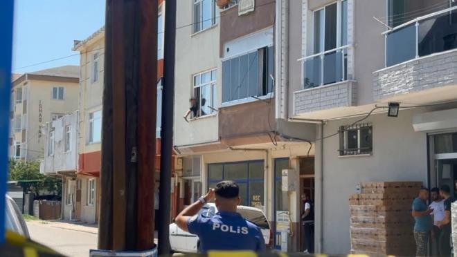 Muratl?da cinnet getiren bir kii, tabancayla polis ekiplerine doru ate etti.