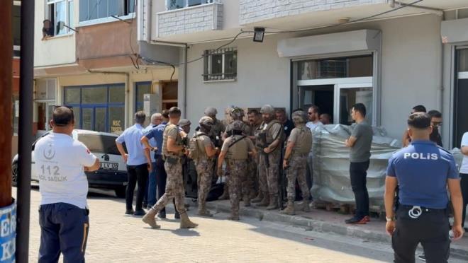 EVE OPERASYON    Eve operasyon dzenleyen zel harekat polisleri, kapy krarak Kerem .?yi etkisiz hale getirdi.