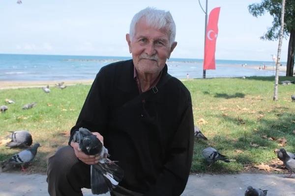 Gvercinlerin Reat olak'n azndan, zerine ve bana konarak yem yemesi ise dikkat ekiyor. Gvercinleri beslemekten huzur duyduunu syleyen Reat olak, kendi evlad gibi grd kulara mrnn yettii kadar bakmay dndn belirtiyor.