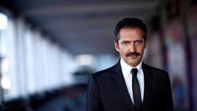 Aaolu 58 yanda olan usta sanat ile ekilmi olduu romantik pozlarn Instagram hesab zerinden yaynlad.