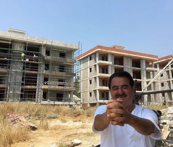 Seyrantepe OYAK Sitesi'nde  daire, anlurfa'da bir daire, anlurfa'da 3 dnm arsa, zmir Narldere Folkart Evleri'nde bir daire, Hadmky Gn Konaklarnda bir villa, 1 tekne, 2 srat motoru...