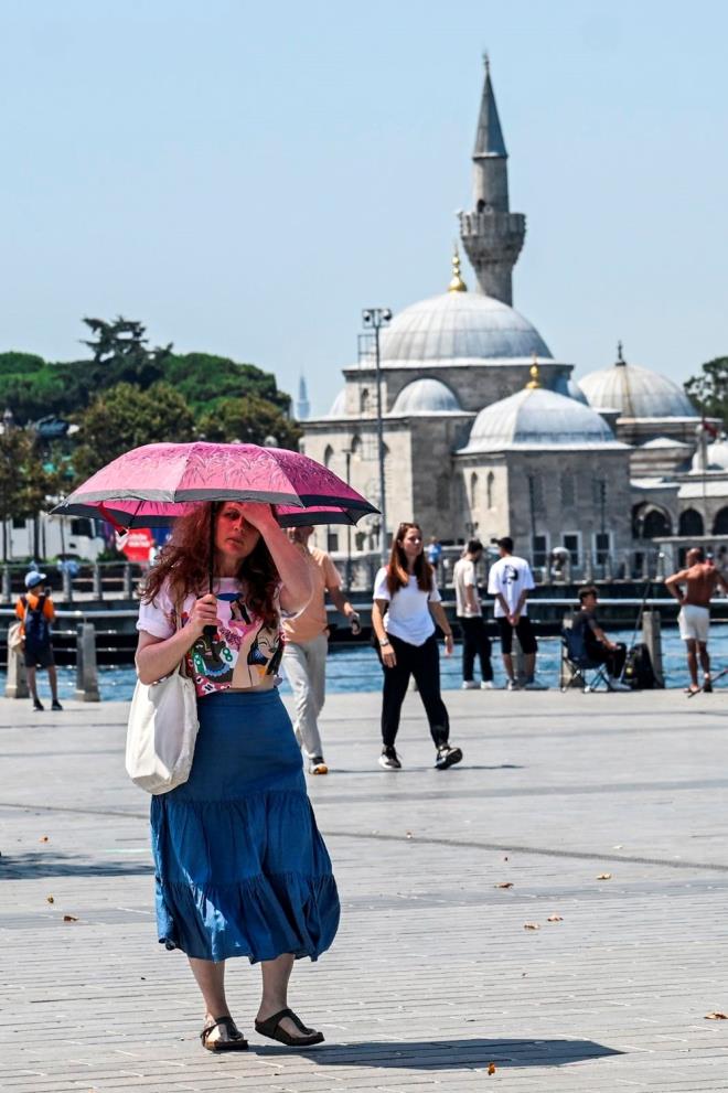 Arkada grubuyla sahile gelen Ayegl Trkmenli, scak hava uyarlarnn ardndan arkadalaryla sahilde bir etkinlik organize ettiklerini belirterek ?Bugn ok scak, denize atalm kendimizi dedik ama hi o kadar scak deil, mkemmel.? ifadesini kulland.    Sahili ok gzel bulduunu, plajn da kalabalk olduunu anlatan Trkmenli, deniz suyunun da gayet gzel olduunu, hem denize girdiklerini hem de piknik yaptklarn syledi.    Glay Aksoy da srekli buraya geldiklerini, yllardr sahilin mdavimi olduklarn dile getirerek "ok gzel, hava scakln hi hissetmiyoruz bile. Sabah kahvaltmz yaptk hep beraber arkadalarla. imdi de glgede dinleniyoruz." diye konutu.