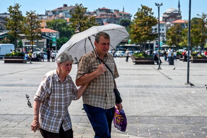 Sultanahmet Meydan'nda ise ziyaretilerin ounluunu yabanc turistler oluturdu. Blgeyi ziyaret eden baz turistler emsiye ve apkayla gneten korunurken bazlar da aa glgelerinde serinlemeye alt.r scaklarn etkisinden korunmak isteyen baz kiiler ve turistler de Glhane Park'nda vakit geirdi.    Bakrky Meydan'nda ou dkkan ve iletmede klima ve vantilatrlerin alt, insanlarn da dkkanlarn tentelerinin oluturduu glgelik alanlardan yrd grld.