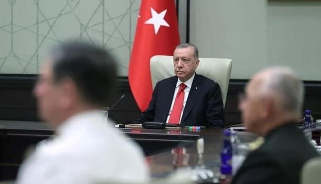 Cumhurbakan Recep Tayyip Erdoan bakanlnda 3 Austos 2023 tarihinde yaplan Yksek Askeri ura (YA) toplantsnda Trk Silahl Kuvvetlerindeki (TSK) terfi ve atama dosyalar ele alnd. urann ardndan yazl bir aklama yaplmas, Genelkurmay Bakan olan isim kamuoyuyla paylald.