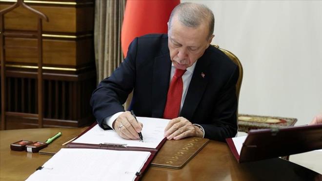 KARA VE HAVA KUVVETLERNE GETRLEN SMLER    YA toplantsnda, Kara Kuvvetleri Komutanl?na Orgeneral Seluk Bayraktarolu?nun getirilmesi kararlatrld.    Hava Kuvvetleri Komutanl?na ise Orgeneral Ziya Cemal Kadolu getirildi.