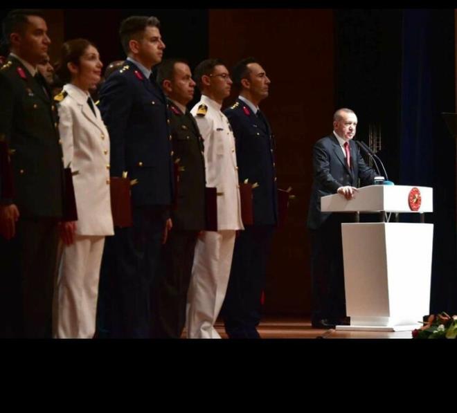 lk kez bir kadn, amiral oldu<p>Cumhurbakan Recep Tayyip Erdoan bakanlnda gerekletirilen Yksek Askeri ura (YA) toplants sonras Trk Silahl Kuvvetleri (TSK) komuta kademesi ekillendi.  <br>  Genelkurmay Bakanl'na Metin Grak atanrken, Deniz Kuvvetleri Komutanl'nda yaplan atama dikkat ekti.