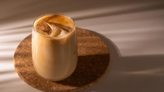 So�uk kahve tarifi i�in gerekli olan malzemeler �u �ekilde; yar�m �ay barda�� so�uk su, 2 yemek ka���� instant kahve, 2 adet esmer �eker, 2-3 adet buz k�p�, 1 su barda�� so�uk s�t.