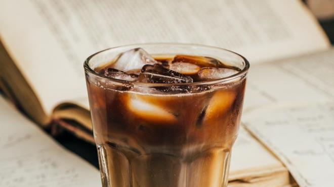 Blander haznesinde toz �eker, su ve instant kahve kar��t�r�l�r. Kar���m eriyene kadar blender �al��t�r�l�r. Sonras�nda blendar�n i�erisine so�uk s�t eklenerek k�p�kle�ene kadar kar��t�r�l�r. Sonra buz par�alar� da blendera ilave edilir. Buzlar par�alana kadar s�z konusu kar���m blenderda �ekilir (iste�e ba�l� olarak barda�a k�p �eklinde de buzlar eklenebilir). Akabinde haz�rlanan kar���m istenilen barda�a koyulabilir. Ayr�ca haz�rlanan kar���m servis edilmeden �nce iste�e ba�l� olarak �ikolata rendesi ya da �ilek gibi s�slemeler yap�labilir. Sonras�nda afiyetle t�ketilebilir.