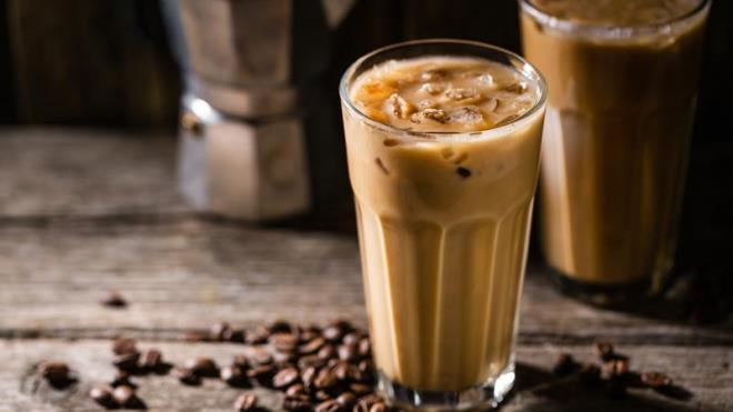 Yaz aylar�nda serinlemek isteyenlerin adeta kurtar�c�s� olabilen so�uk kahve, iste�e ba�l� olarak farkl� farkl� soslarla da haz�rlanabiliyor. Nitekim g�n�n her saati t�ketilebilecek so�uk kahve, pratik tarifi ile kolay bir �ekilde de haz�rlanabiliyor.