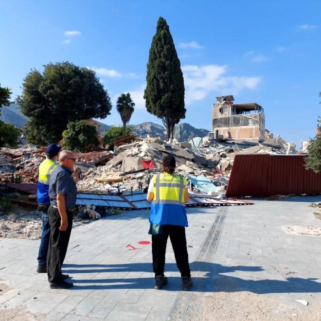 Ulu Cami kardelii<BR>  Kendisi de Hatay?da devam eden almalar sk sk yerinde inceleyen ve daha nce tarihi Antakya Ulu Camii?nin enkaznda tespitler yapan Bursa Bykehir Belediye Bakan Alinur Akta, ?Bykehir Belediyesi olarak Antakya Ulu Cami?yi tekrar ayaa kaldrma noktasnda taahhdmz olmutu. Mays ay meclisinde gerekli kararlar aldk. Rleve, restorasyon ve restitsyon projeleri hazrlanyor."