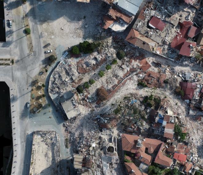 "Dier taraftan ekiplerimiz lm almalaryla enkazda modelleme almalarn da tamamlad. Hatay ve Bursa zaten iki karde ehir. imdi Ulu Camiler nezdinde de bir kardelik balatm olacaz. Hatay Ulu Cami, Bursa Ulu Cami?den daha eski. Etraf da bu vesileyle dzenlenmi olacak. nallah Hatay Ulu Cami, gelen misafirlerini daha salkl bir ortamda kabul edecek. Osmanl?y kuran ehir Bursa?ya bu yakrd. Buna arac olmak, vesile olmak benim iin de son derece byk bir mutluluk? diye konutu.