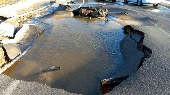 Patlamayla birlikte cadde suyla dolarken, blgede bulunan baz i yerlerini su bast.
