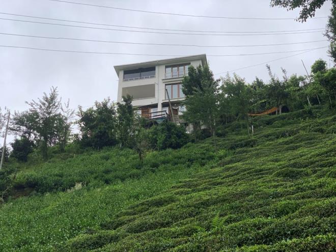 stanbul?da yaayan ve her yl ilenin Bykky beldesine bal Derecik kylerine gelen lyas ve brahim elik kardeler, anne ve babasnn evlenirken yapt ve yaamlarn srdrdkleri 53 yllk ahap evin yerine iki katl ev yapmak istedi.