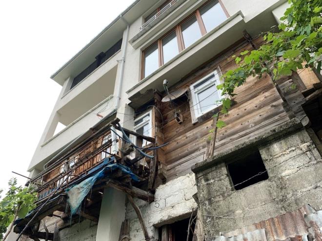 ?KMSE YAPMAK STEMED?    Evin yapm sresinin 6 ay bulduunu syleyen brahim elik, ise unlar anlatt:    ?Babam bu evin yklmasna izin vermedi. Biz de babamz krmamaya karar verdik. Evin sadece ats alarak byle bir ev yaptk.  Babam biraz ikna etmeye altk ama baktk olmuyor. Biz de stelemedik. stne ev yaptk.  Babam geen k vefat etti. yi ki evini ykmamz. Bu eve ok uratk. ok usta ile konutuk. Kimse yapmak istemedi. Evin iki odasndan kolon geirdik. Etrafn evirdik. ok uratk. Normalde iki ayda bitecekken, biz 6 ay burada altk. Bu ahap ev her zaman burada duracak.?