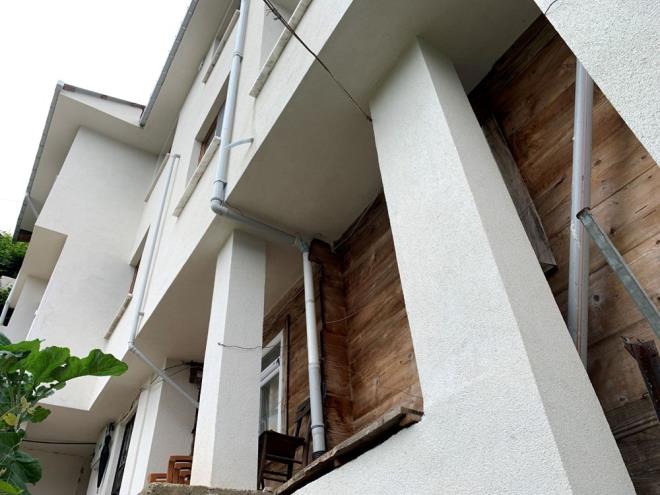 naat 2021?de biterken, geen yl 80 yandayken babalarn kaybeden iki karde, altl stl iki katl betonarme evde, anne Nihayet elik ahap evde yaamlarn srdryor.