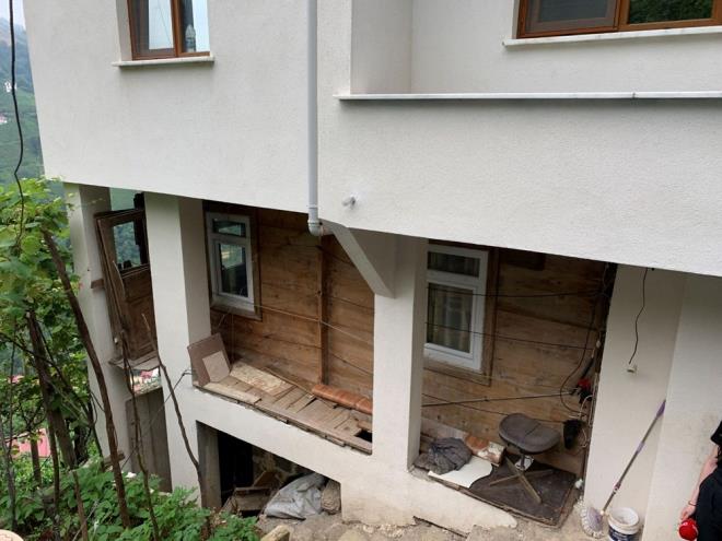 ?EV HATIRA DYE KIYAMADILAR?    ocuklarnn babalarnn szlerinden kmadn dile getiren anne Nihayet elik ise unlar anlatt:    ?Bu evi kocam evlendiimizde yapmt. ocuklarm da stanbul?dan buraya geldiklerinde kyde ev yapmak istediler. Babalarna kyp evini ykamadlar. 'Ben biraz oyalayn' dedim. Belki yava yava ikna ederlerdi. Ama ev hatra diye kyamadlar. Eimin ok emei olduu iin evinin yklmasn asla istemezdi.?