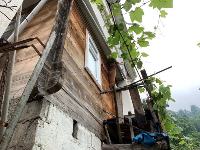 ?BABAMIZIN EMEN SLMENN BR ANLAMI YOK?    Babalarnn emeini silmek istemediklerini dile getiren lyas elik, ?Biz buraya betondan ev yapmaya karar verince babam, ?Baka bir yere yapalm? dedi. Ev yapacak arsamz olmad iin ahap evi ykmak iin babamz ikna etmeye altk. Yalnz kendisini krmak da istemedik. En son evin iinden iki tane kolon kartarak zerine evi yaptk. Sonu olarak gayet gzel yaptk ve bitirdik. Bir beton ev iin babamzn o kadar emeini silmenin bir anlam yoktu.? dedi.