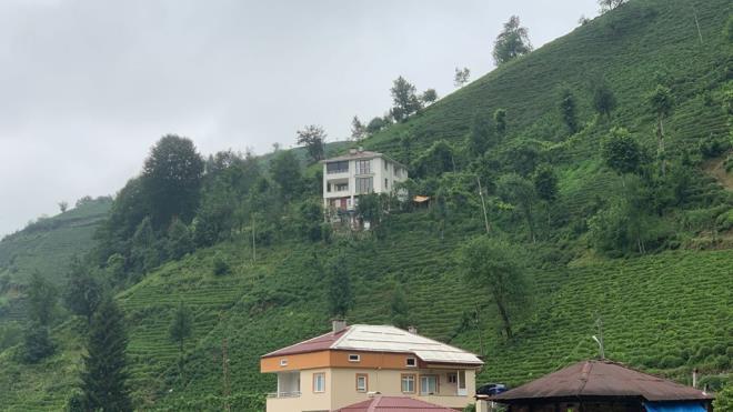 Baba Mehmet elik, evinin yklmasna raz gelmeyince elik kardeler, eski ahap evin atsn ykp, iinden ve evresinde diktikleri beton direklerin zerine iki katl ev ina etti.