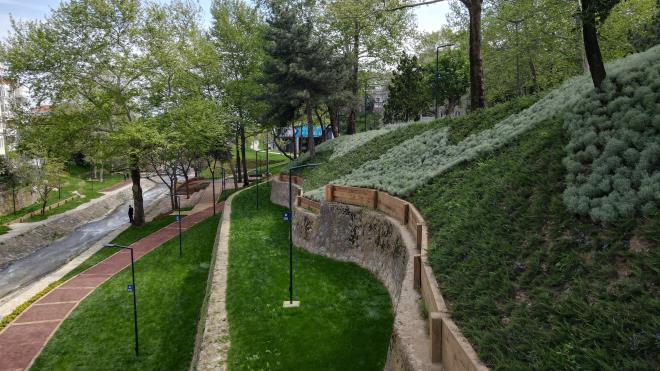 Yaklak 12 bin metrekarelik alanda yaplan almada, 7500 metrekarelik alan rulo imle kapland, 243 metrelik travers yol yapld. 379 metrekarelik amfi alan oluturulurken, 20 trden 70 bin al ile 25 adet aa dikildi. 200 metrekarelik alanda yapay kaya ve 735 metrekarelik alanda dikey bahe uygulamas gerekletirildi.