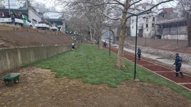 Bursa?y kuzey gney ekseninde kesen Gkdere, Hacivat, Balkldere ve Deliay? da slah projeleriyle kente deer katan rekreasyon alanlarna dntren Bykehir Belediyesi, Gkdere?nin Setba Ktphanesi ile Gkdere Meydan arasndaki blmn de peyzaj almalar ile ayrcalkl bir alana dntrd.