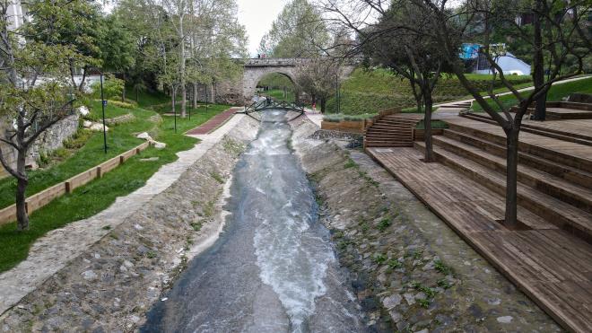 Gerek Irgand Kprs gerekse de hat boyunca yenilenen aydnlatma sistemleri ile blge geceleri de hem estetik hem de gvenli hale getirildi.