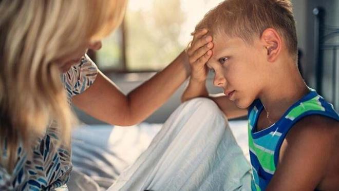 Uzm. Dr. Sepetigil, "Scak ya da gne arpmasnda ate, terleme, scak basmas, uur kayb, uykuya mail olabiliyor. Bunun iin bol sv alnmas ve scak olan blgeden uzaklalmas gerekiyor. ikayetlerin artmasyla birlikte mutlaka salk kurulularna bavuruda bulunulmas gerekiyor.