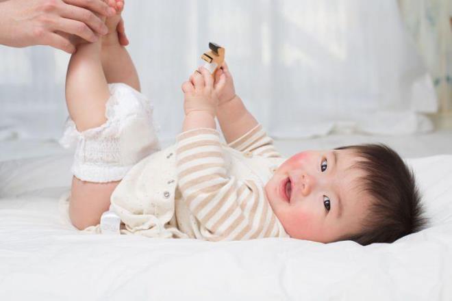 Dier taraftan kk bebeklerimizde de piikler, terlemeye bal dermatikler gibi rahatszlklar grebiliyoruz. Sk banyo yaplmas ve lk bir bez ile silinmesi olduka nemli ve bebeklerde de ek su takviyesi de yaplmas nemlidir" diye konutu.
