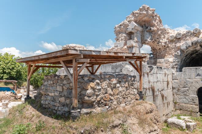 znik?in btn tarihsel sreci  <br>  Kltr ve Turizm Bakanl?nn izniyle ilk olarak 1980 ylnda kaz almalarnn balad Roma Tiyatrosu?ndaki kazlar, Bursa Bykehir Belediyesi?nin devreye girmesiyle 2015 ylndan itibaren Dokuz Eyll niversitesi Arkeoloji Blm?nn bakanlndaki bir ekip tarafndan srdrlyor.