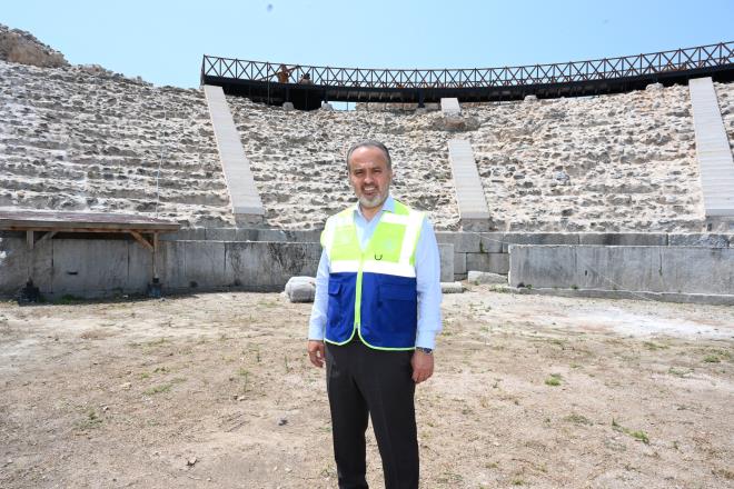 Bursa Kltr Varlklarn Koruma Blge Kurulu?nca onayl proje kapsamnda almalarn srdn hatrlatan Bakan Akta, ?znik Roma Tiyatrosu projesinde temel yaklam; mevcut oturma basamaklar, sahne blm ve dier yap kalntlarnn olumsuz mdahale ve eklentilerden arndrlmasna, uygun bir ekilde korunmas iin dondurma ve derz ilemi yaplmasna ynelik oldu. Uzun yllardr znik turizmine kazandrlmaya allan Roma Tiyatrosu?nda, bizim almalarmzla birlikte, yerli ve yabanc turistlerin alan gezmesine ynelik gezi gzergh oluturuldu. Oturma basamaklarnn st ksmnda yer alan seyir platformu oluturuldu ve alann net bir ekilde izlenebilmesi saland. Dondurma ilemleri, derz almalar, seyir platformu ve gezi rotasna ynelik almalar devam ediyor. Aralk ayna kadar almalar bitirmeyi hedefliyoruz. Ben inanyor ve mit ediyorum ki ziyaret noktasnda Trkiye'deki en iddial amfi tiyatrolardan bir tanesi olacak ve znik?in asl ekim merkezi buras olacak. Sadece znik iin deil, sadece lkemiz iin deil, insanlk adna yaplm bu ok gzel yatrm btn dnyayla buluturmann heyecann yayoruz? diye konutu.