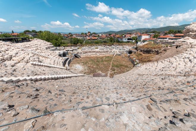 ekim merkezi olacak  <br>  Bursa Bykehir Belediye Bakan Alinur Akta, beraberindeki znik Belediye Bakan Kaan Mehmet Usta ile birlikte tarihi znik Roma Tiyatrosu?nda devam eden almalar yerinde inceledi.