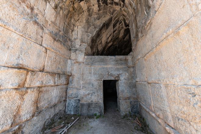 Dz bir alana ina edilerek tonozlarla ykseltilmesi nedeniyle mimari adan Trkiye?deki tek rnek olan tiyatro, MS. 2?nci yzylda Roma mparatoru Trajan tarafndan, Bithynia Valisi olan tarihi ve yazar Plinius?a yaptrld. Bir dnem gladyatr dvlerine ev sahiplii yapan tiyatro, Hristiyanln ardndan tiyatronun yasaklanmasyla birlikte dini alan olarak kullanld.