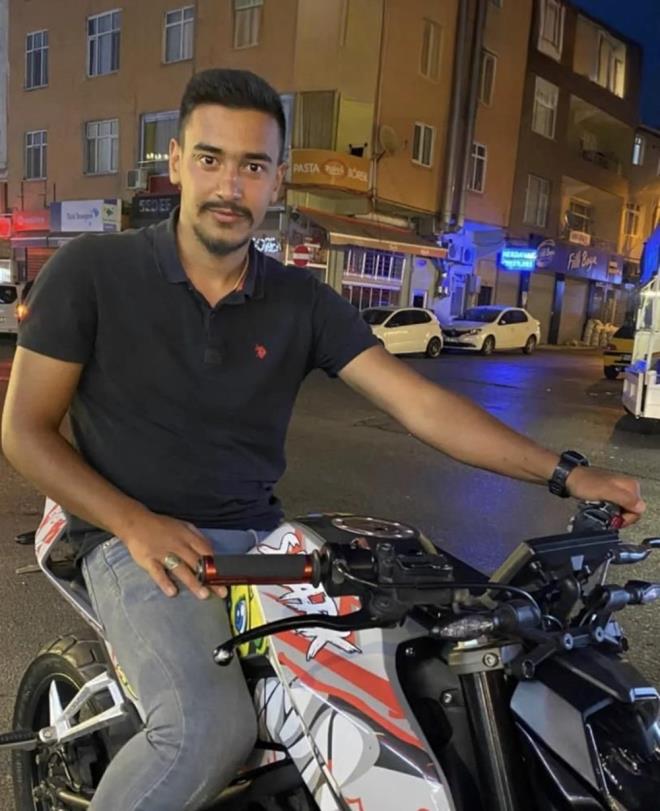 HASTANE NNDE 2 K YAKALANDI    te yandan, olay yerinde geni apl inceleme balatan polis ekipleri, hastane nnde yapt denetimde phe zerine bir araca durdurdu. indeki Mesut A.?nn st aramasn yapan polis, ruhsatsz tabanca ele geirdi.    Ayrca hastaneden kan bir ahstan phelenen polis, park halindeki aratan silah alan Burhan .?nn de st aramasnda ruhsatsz tabanca ele geirdi. Gzaltna alnan iki ahs emniyete gtrld.