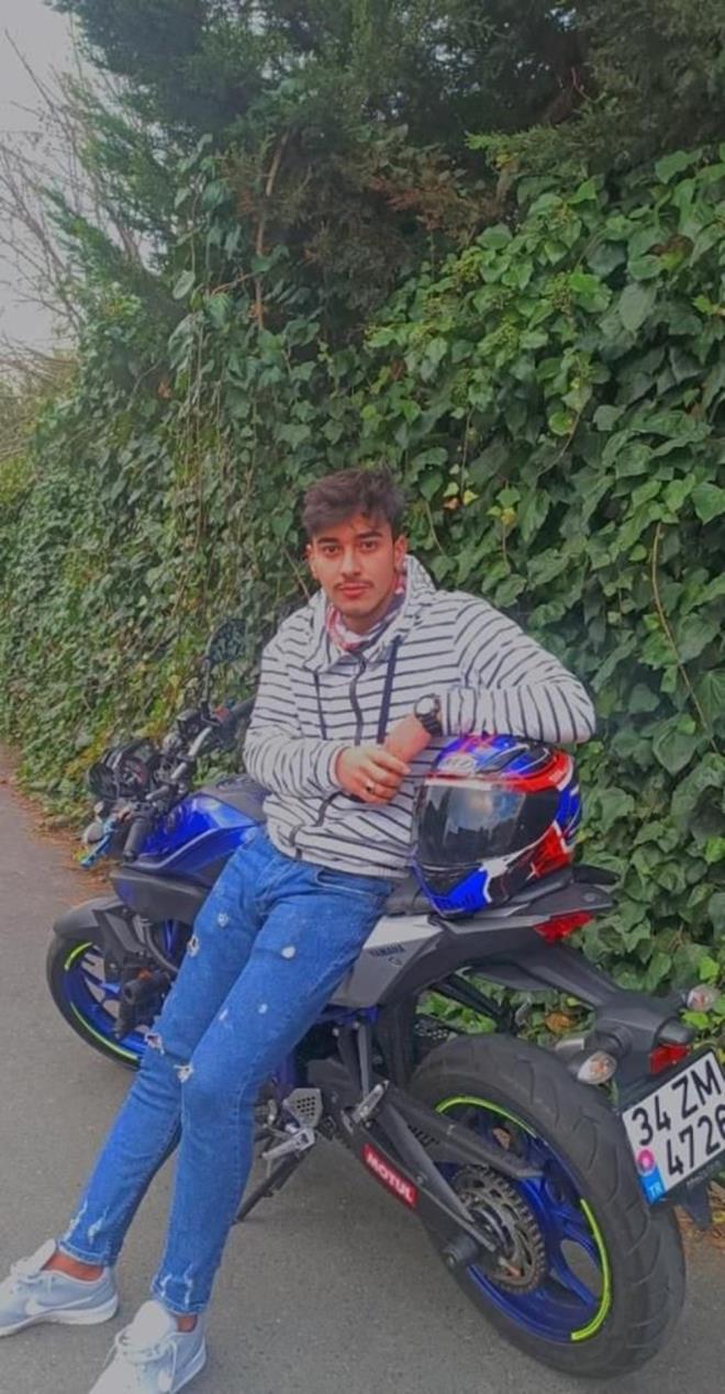 YOLDAN GEEN MNBSLE HASTANEYE GTRLDLER    Olayn ardndan mesire alanndaki gvenlik grevlilerinin ihbar zerine olay yerine polis ekibi sevk edildi. Ksa srede olay yerine gelen polis ekipleri, yapt almada saldrya urayan 2 kiinin beyaz bir minibs ile hastaneye gtrld bilgisine ulat. Devam eden almalarda ise yol kenarnda alr halde motosiklet gren polis ekipleri, yol kenarnda ise 14 adet kalanikof kovan ile tabanca ele geirdi.    Maslak?taki zel bir hastaneye gtrld tespit edilen Ate ve Zana?nn yaamn yitirdii bilgisine ulald. Ayrca olayla ilgili Burak E.?nin de olayda elinden yaraland belirlendi.